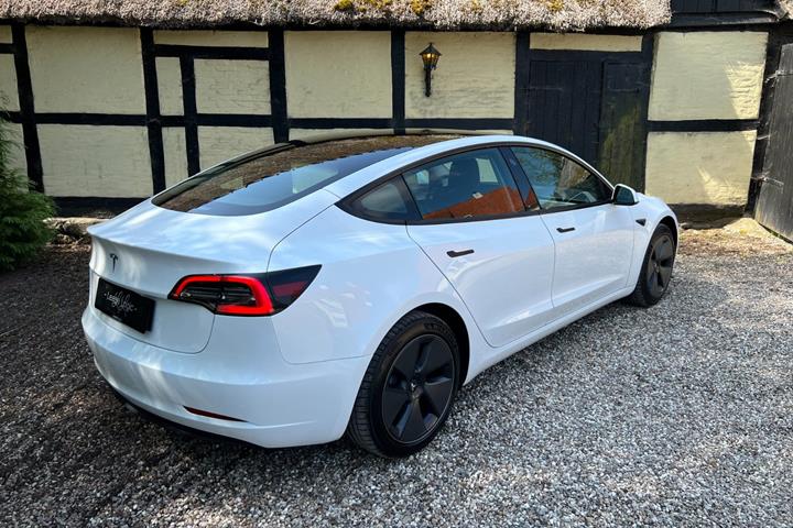 Hvid Tesla Model 3 fra 2023