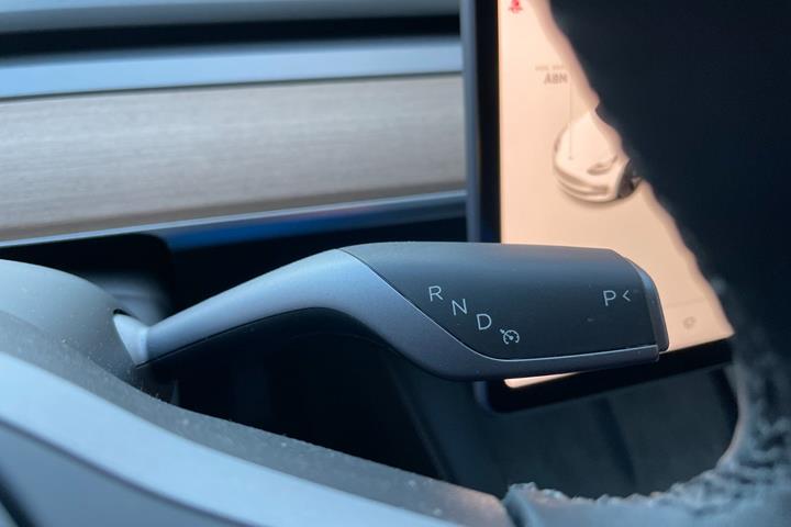 Hvid Tesla Model 3 fra 2023