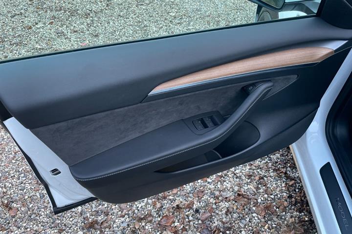 Hvid Tesla Model 3 fra 2023