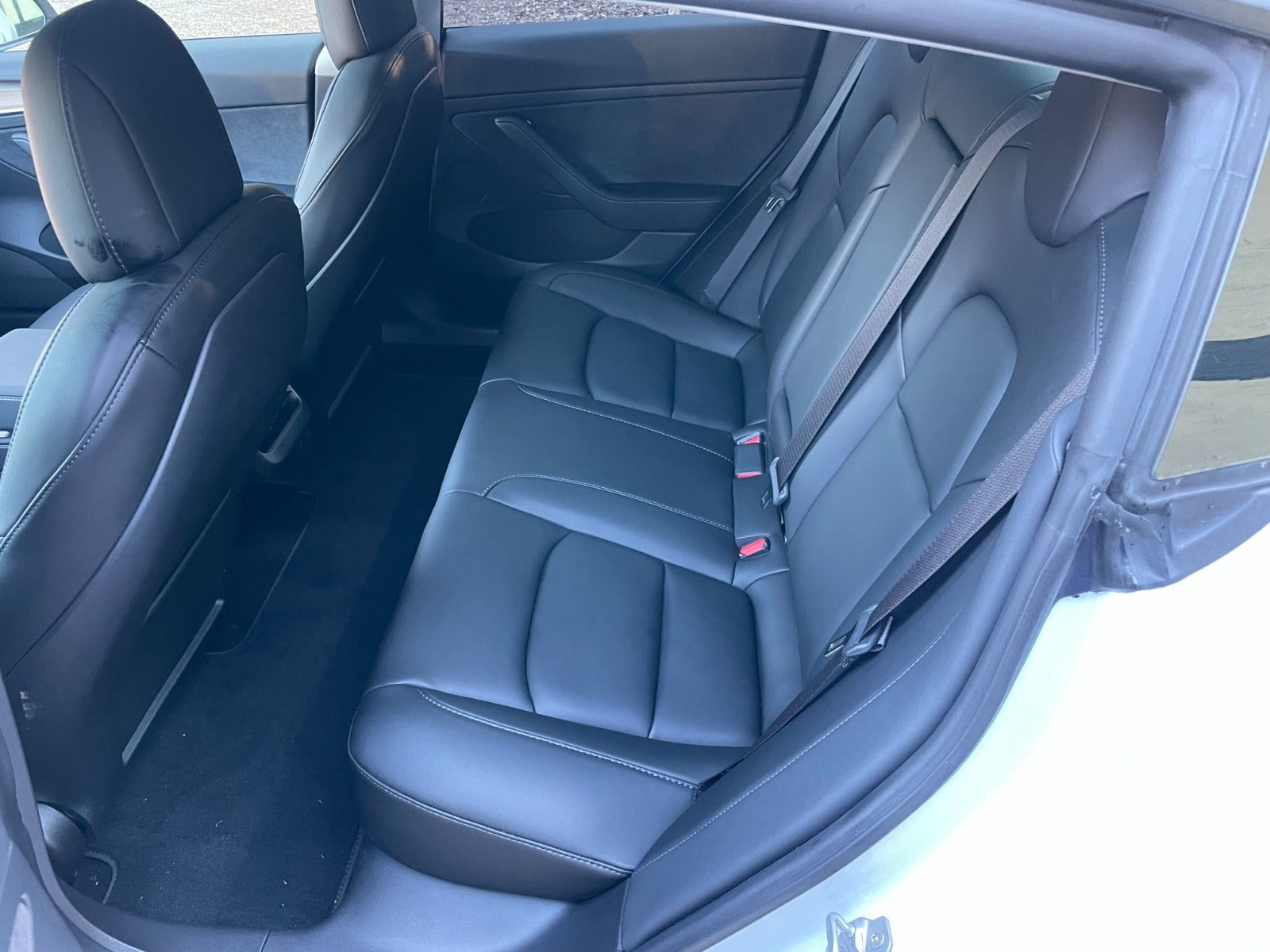 Hvid Tesla Model 3 fra 2023