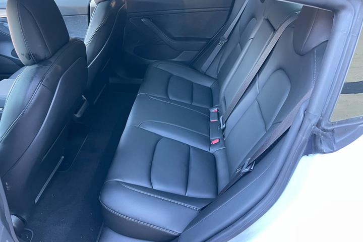 Hvid Tesla Model 3 fra 2023