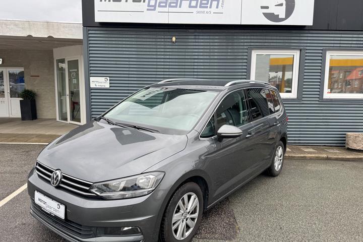 Grå VW Touran fra 2020 set udefra
