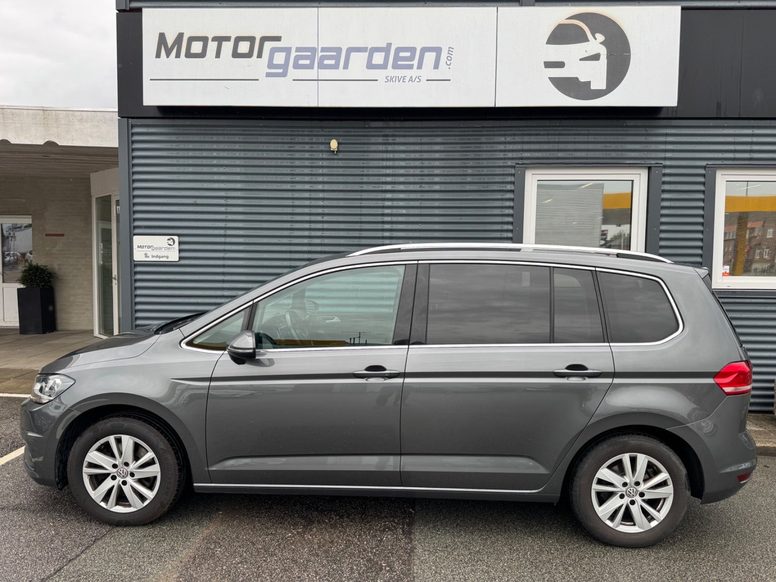 Grå VW Touran fra 2020