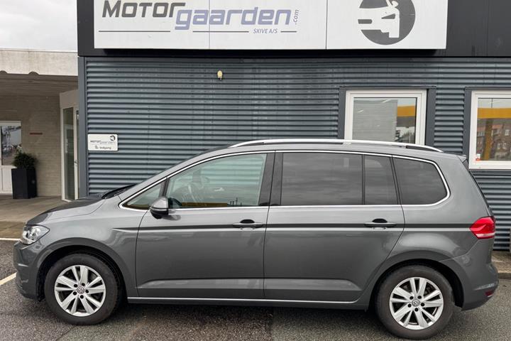 Grå VW Touran fra 2020