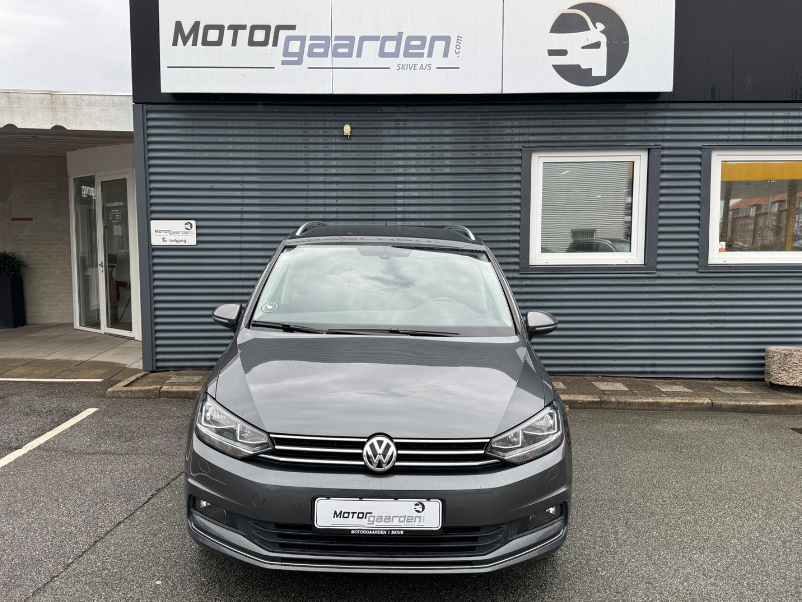 Grå VW Touran fra 2020