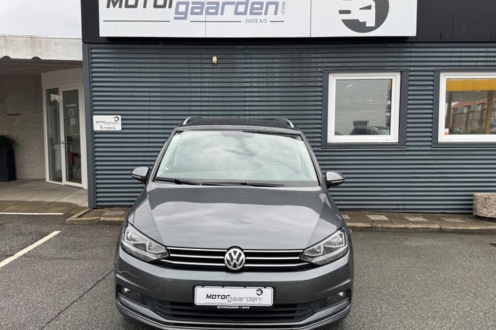 Grå VW Touran fra 2020