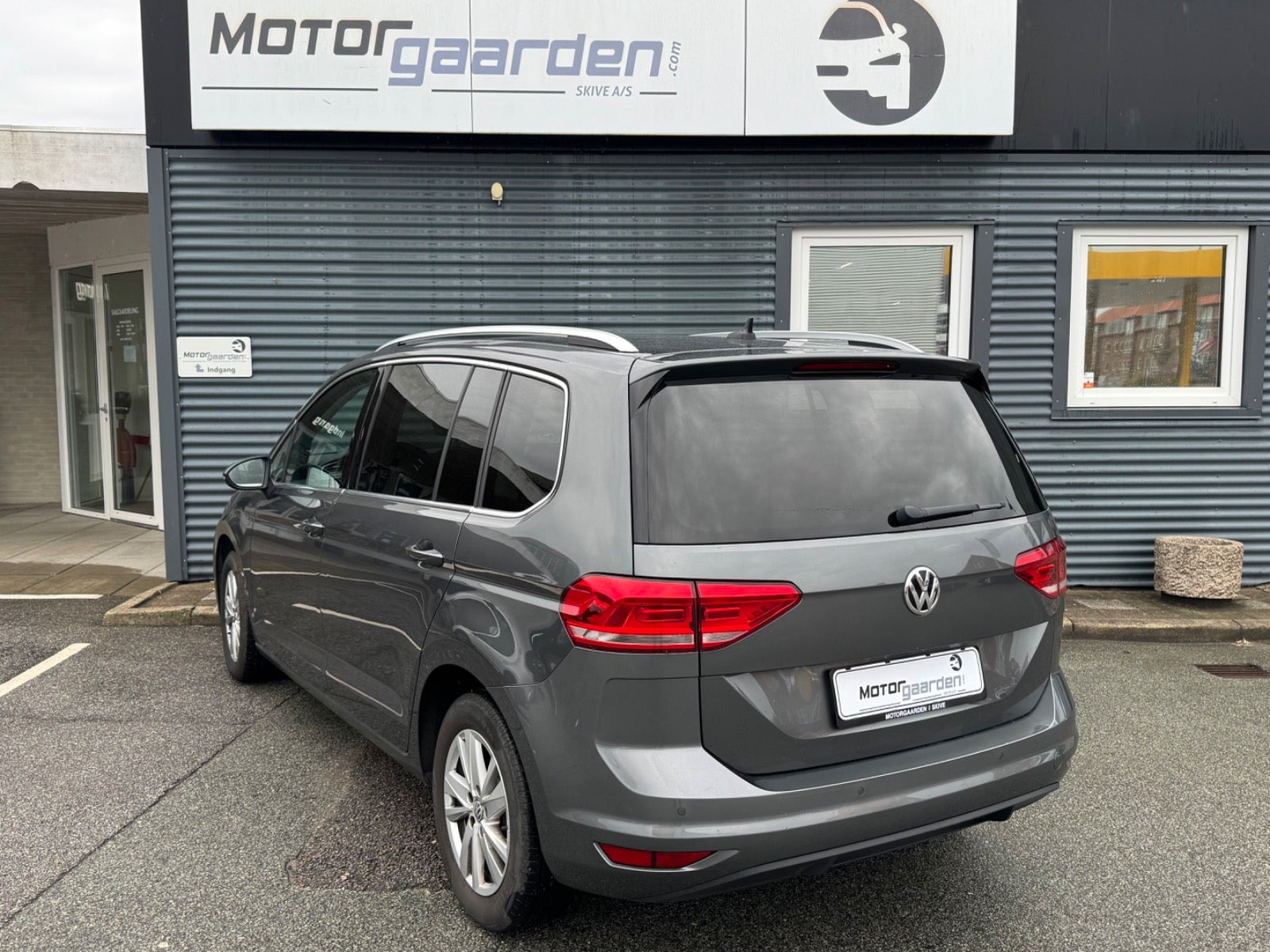 Grå VW Touran fra 2020