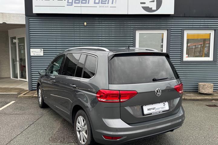 Grå VW Touran fra 2020