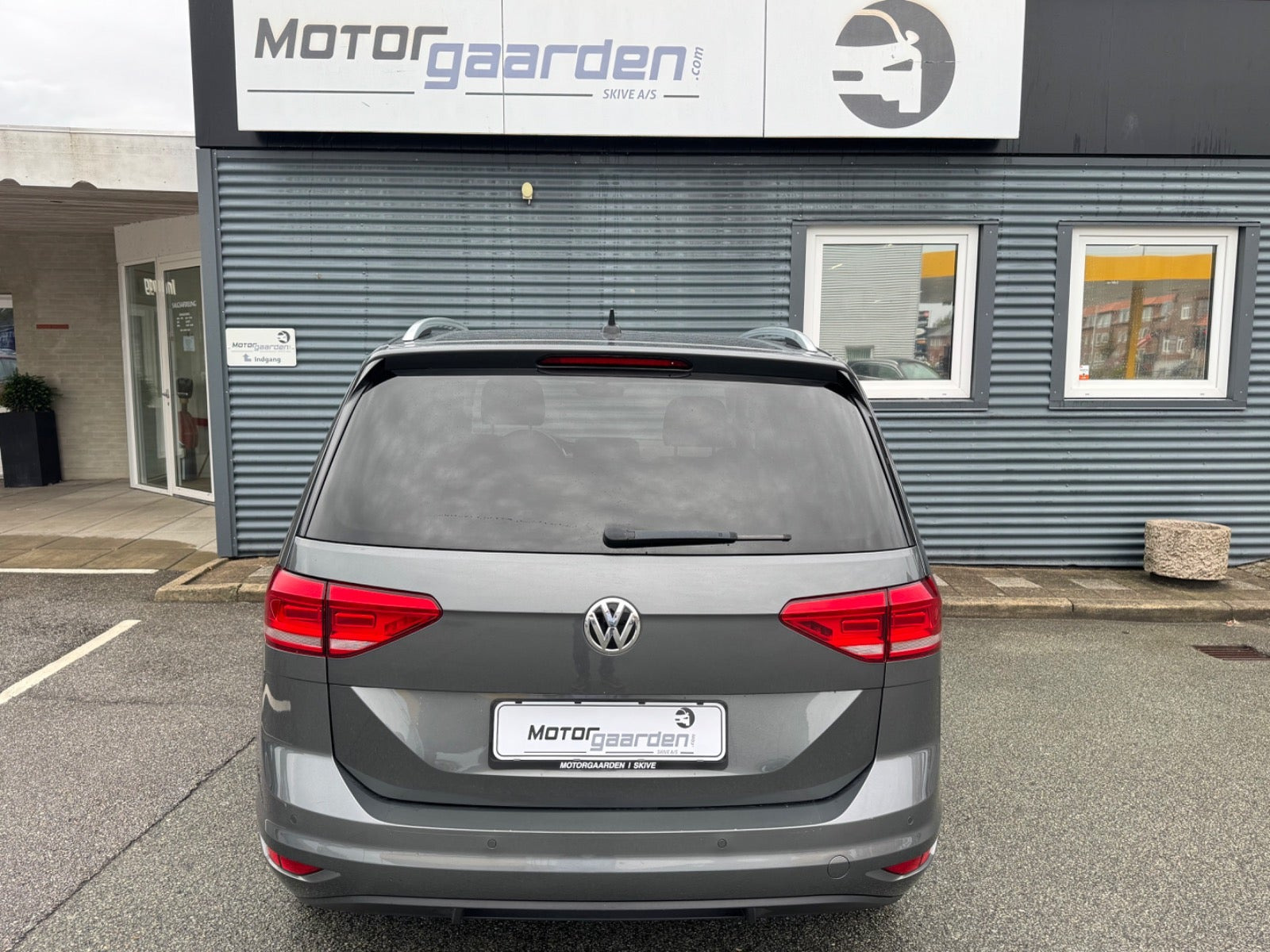 Grå VW Touran fra 2020