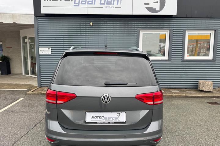 Grå VW Touran fra 2020