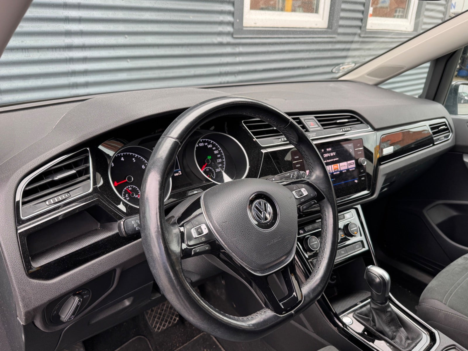 Grå VW Touran fra 2020