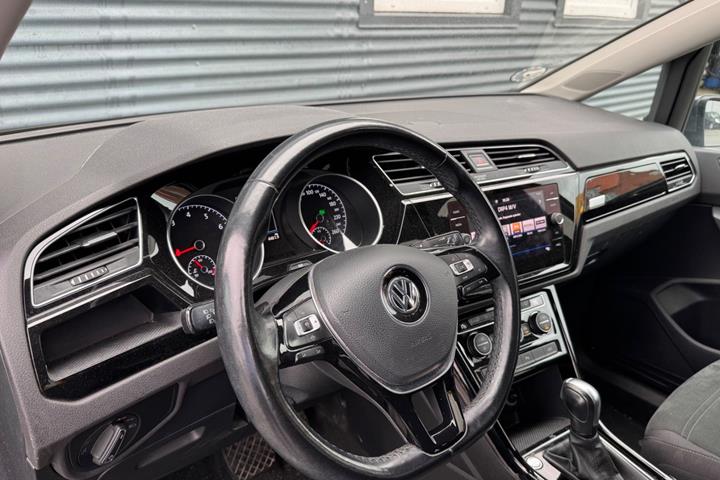 Grå VW Touran fra 2020