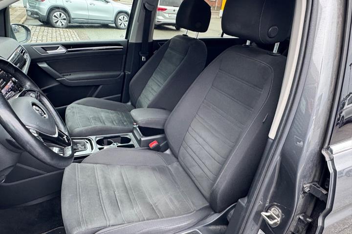 Grå VW Touran fra 2020