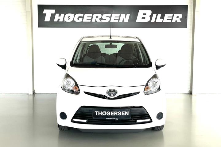 Hvid Toyota Aygo fra 2012
