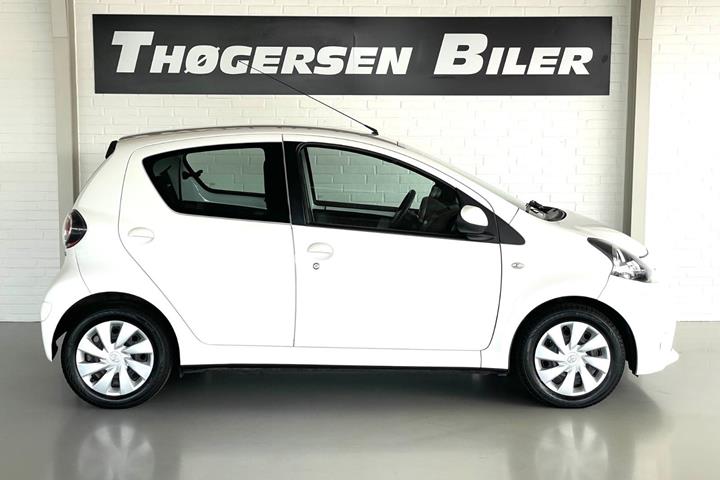Hvid Toyota Aygo fra 2012