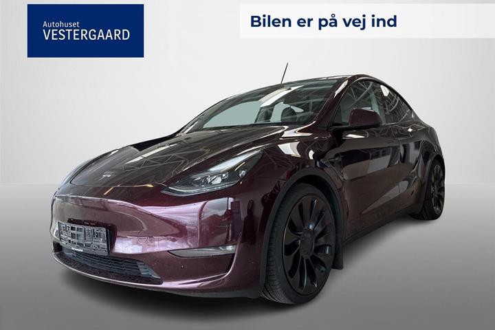Rød Tesla Model Y fra 2023