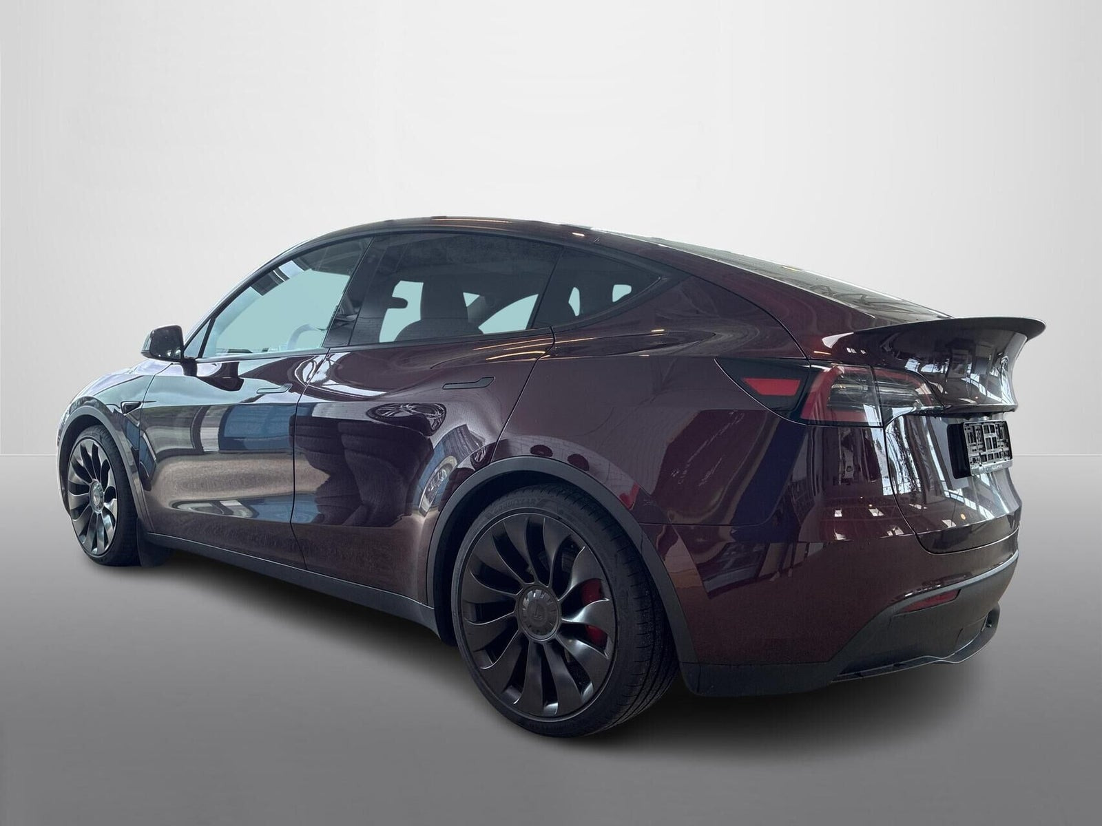 Rød Tesla Model Y fra 2023