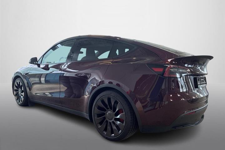 Rød Tesla Model Y fra 2023