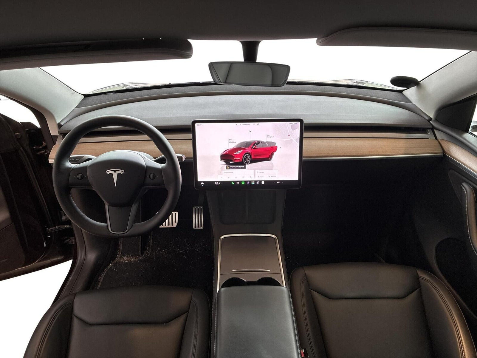 Rød Tesla Model Y fra 2023