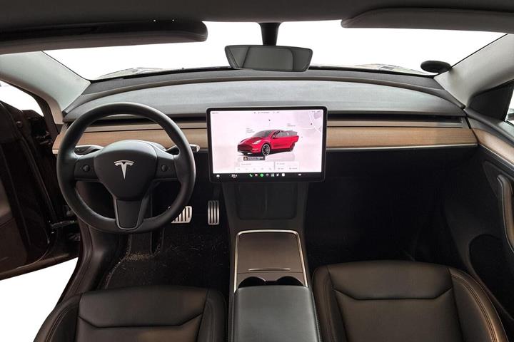Rød Tesla Model Y fra 2023