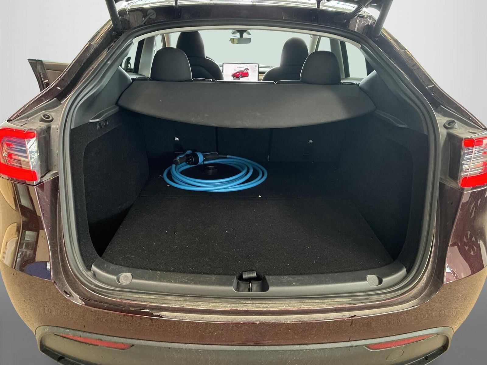 Rød Tesla Model Y fra 2023