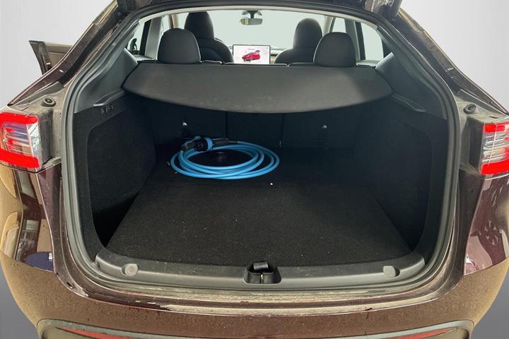Rød Tesla Model Y fra 2023