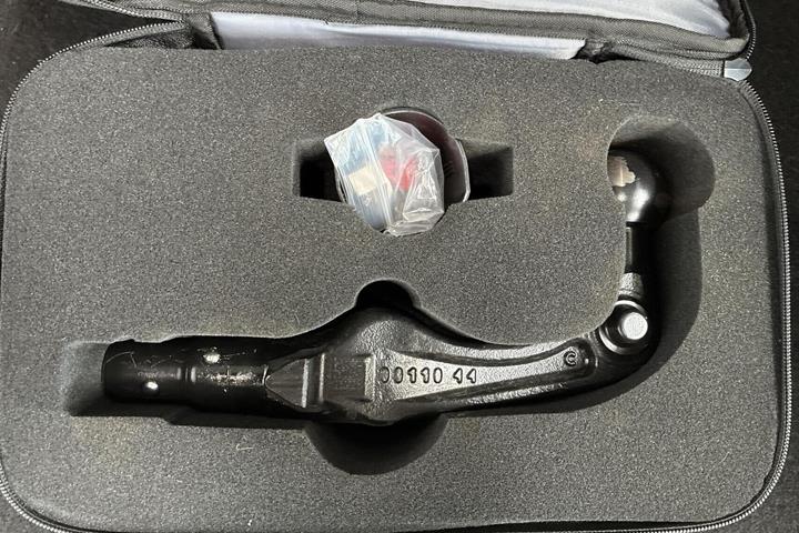 Rød Tesla Model Y fra 2023
