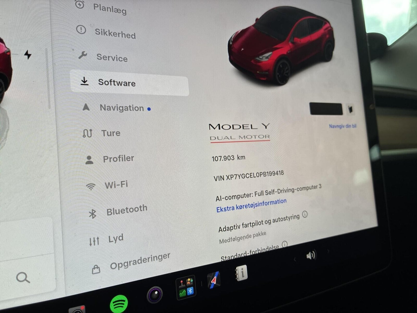Rød Tesla Model Y fra 2023