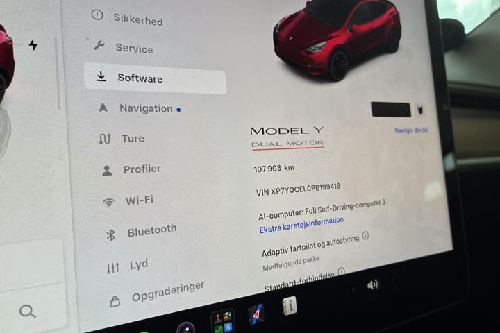 Rød Tesla Model Y fra 2023