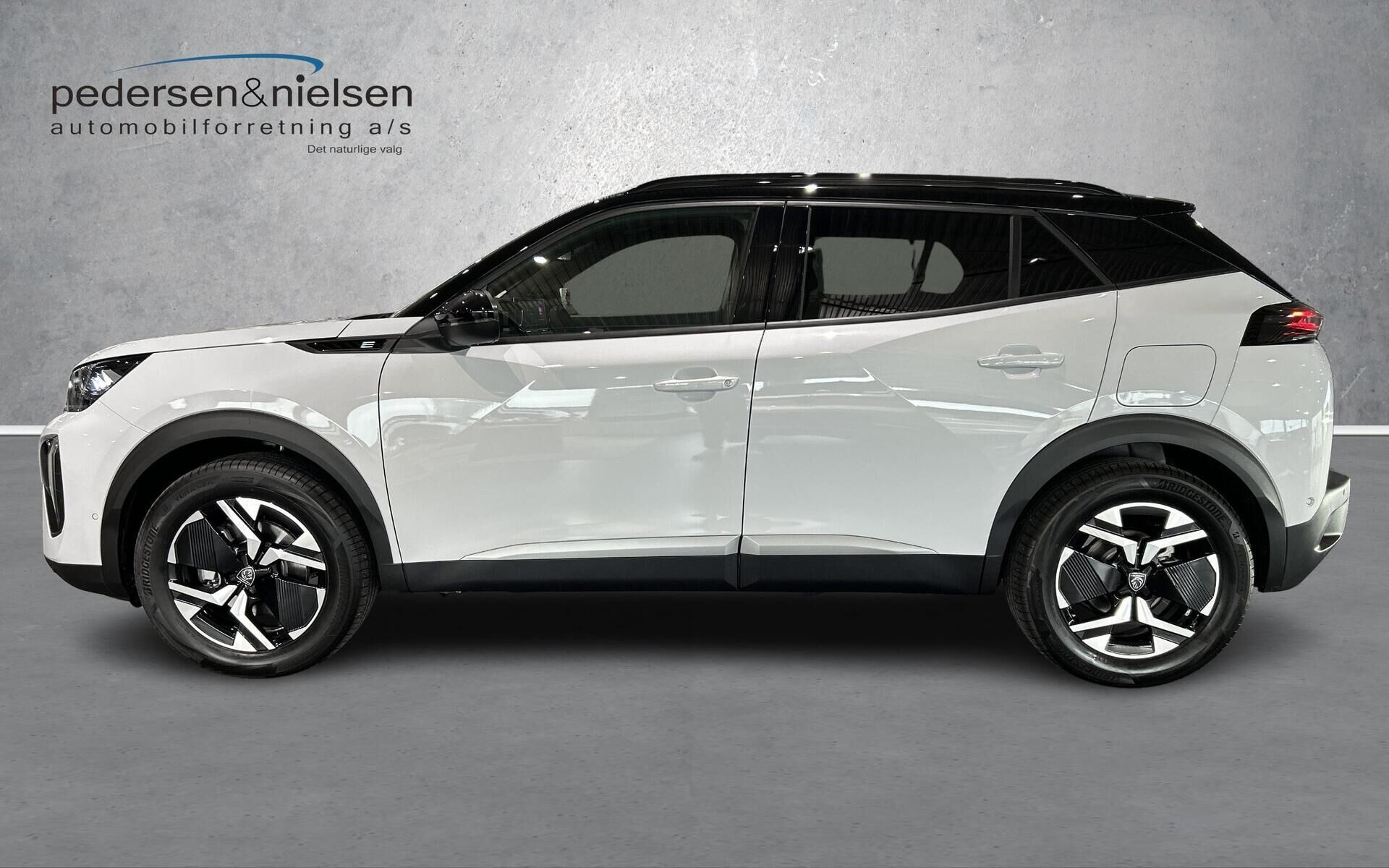 Hvid Peugeot e-2008 fra 2026