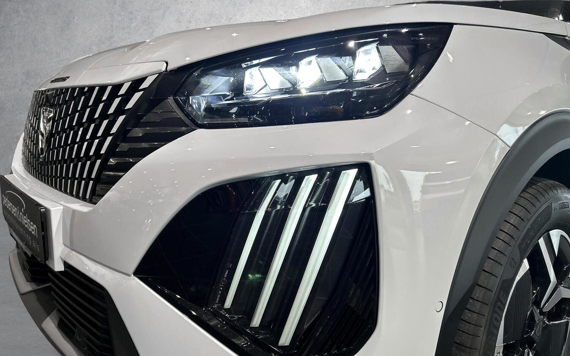 Hvid Peugeot e-2008 fra 2026