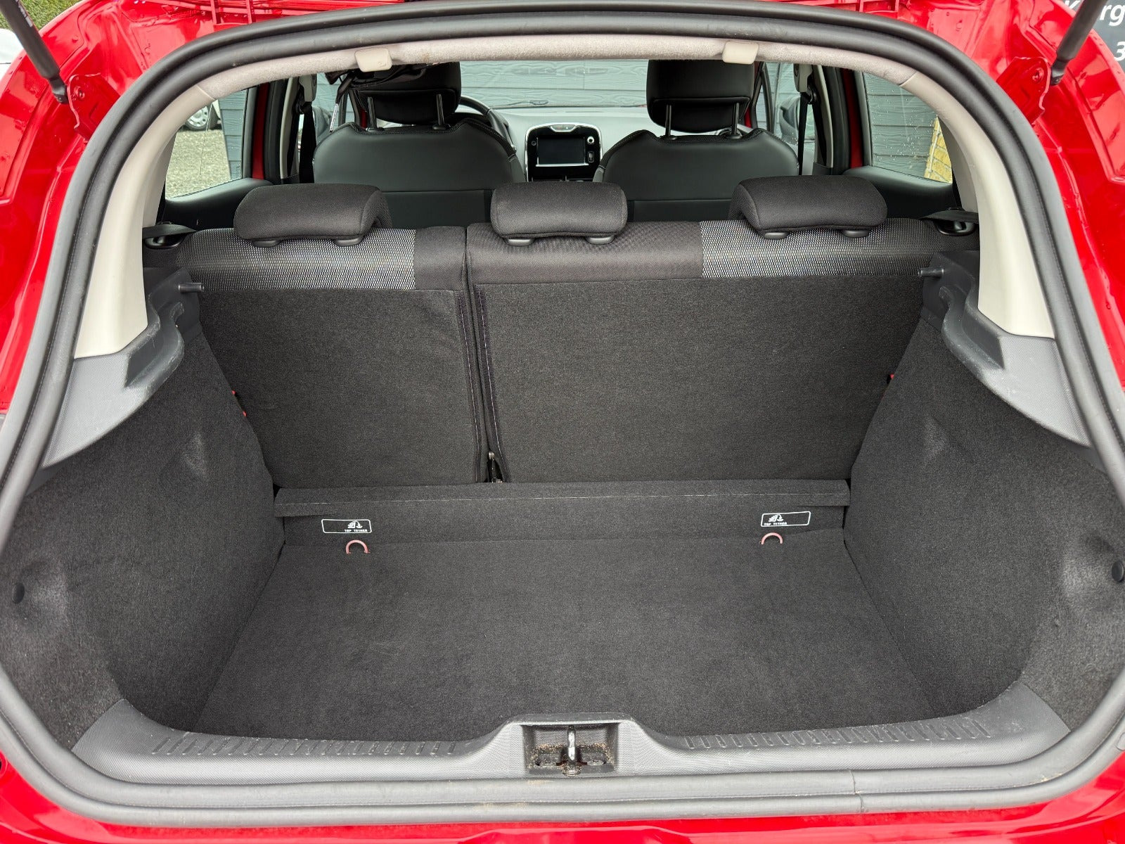 Rød Renault Clio IV fra 2014