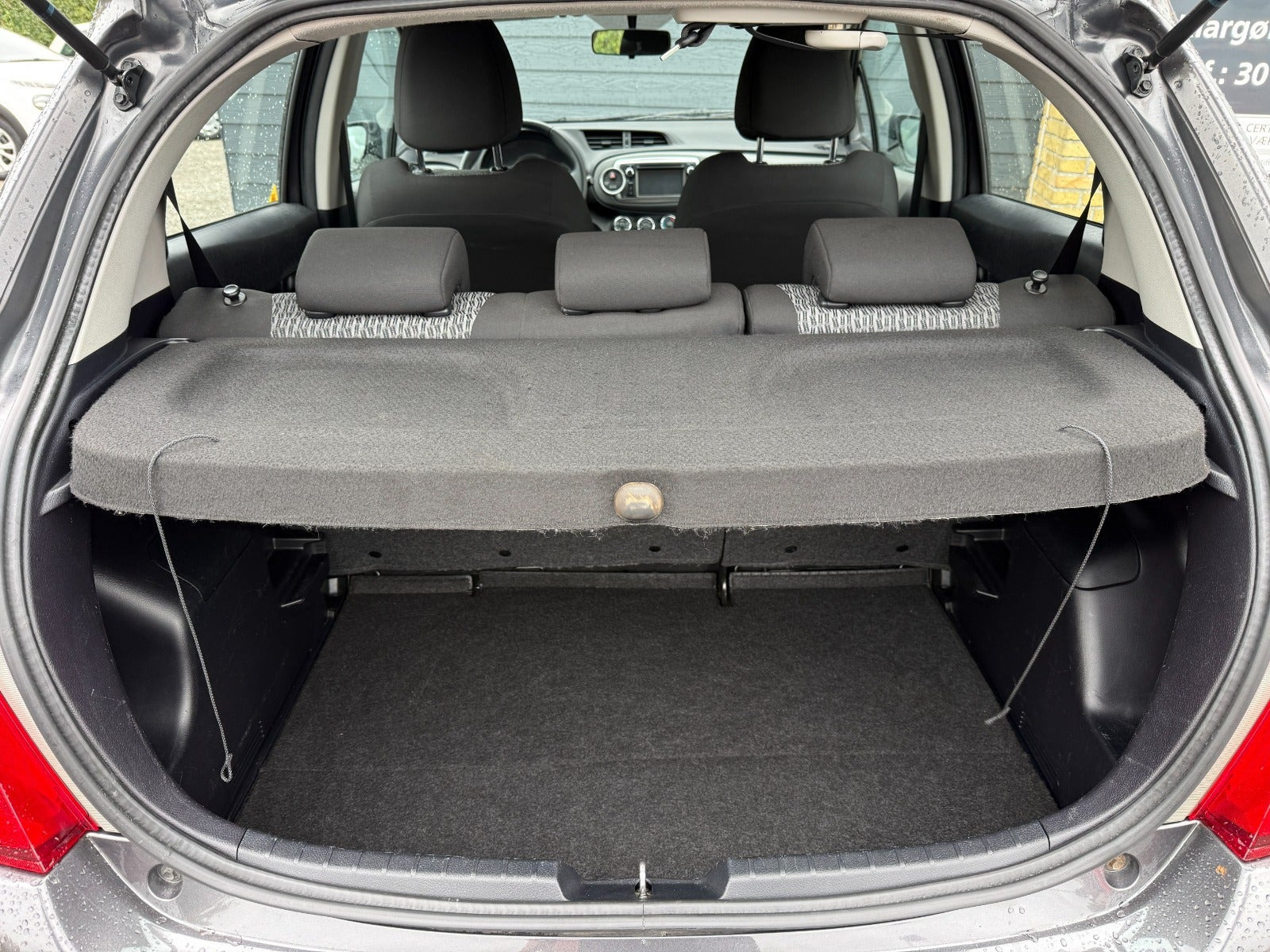 Grå Toyota Yaris fra 2014