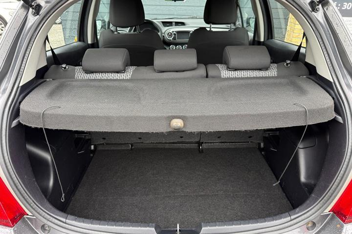 Grå Toyota Yaris fra 2014