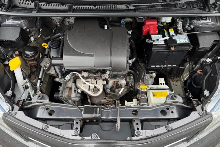 Grå Toyota Yaris fra 2014