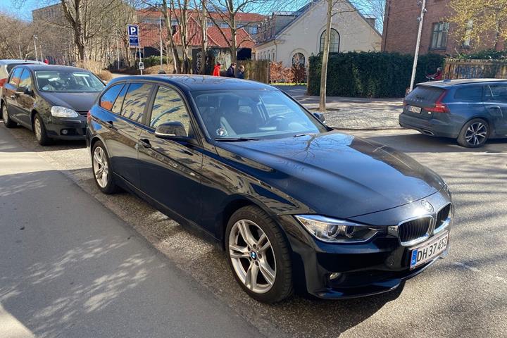 Sort BMW 320d fra 2015