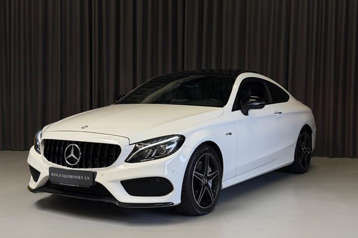 Hvid Mercedes C43 fra 2017 set udefra