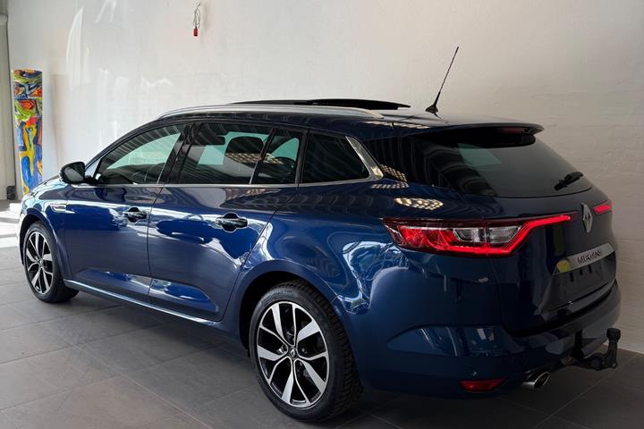 Blå Renault Megane IV fra 2018