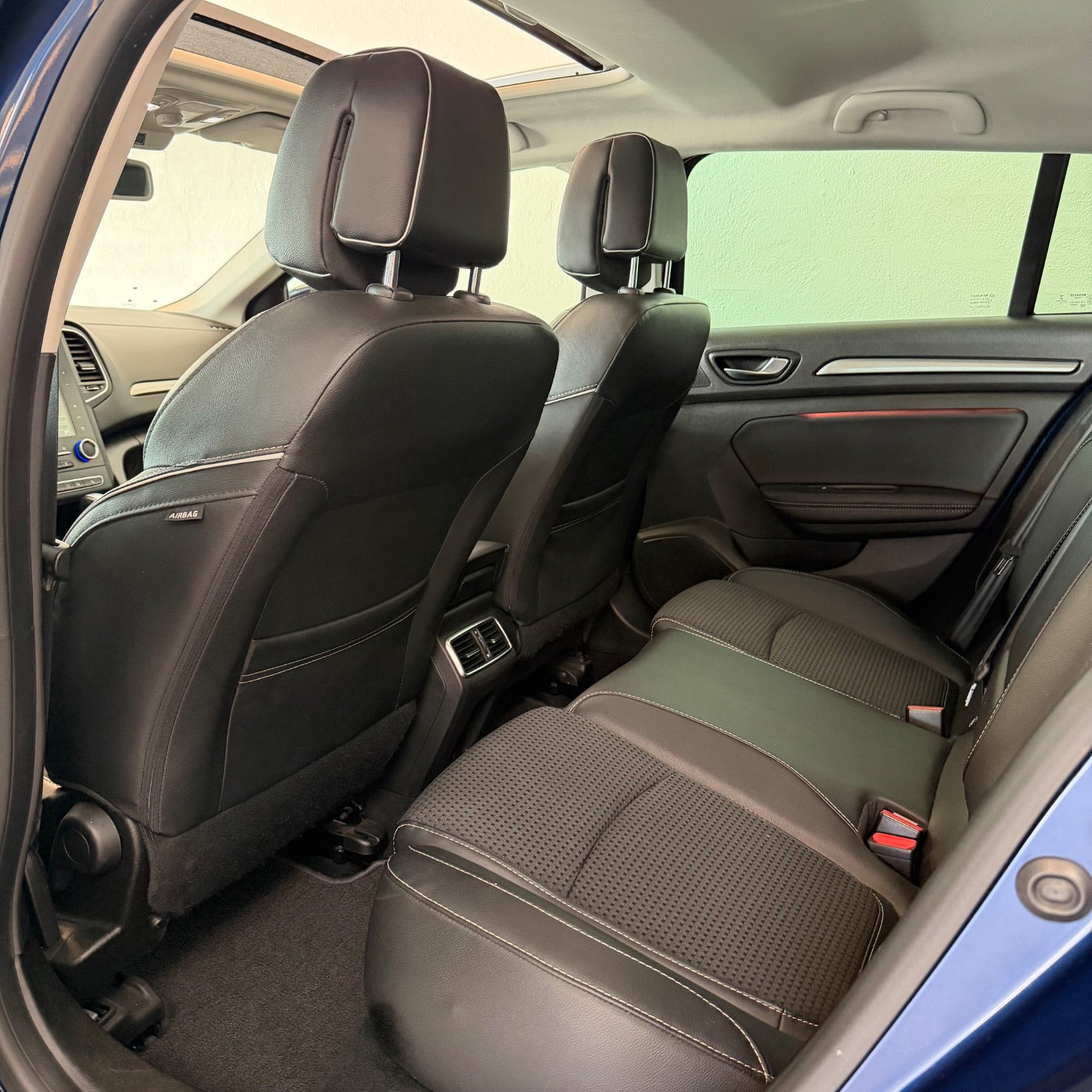 Blå Renault Megane IV fra 2018