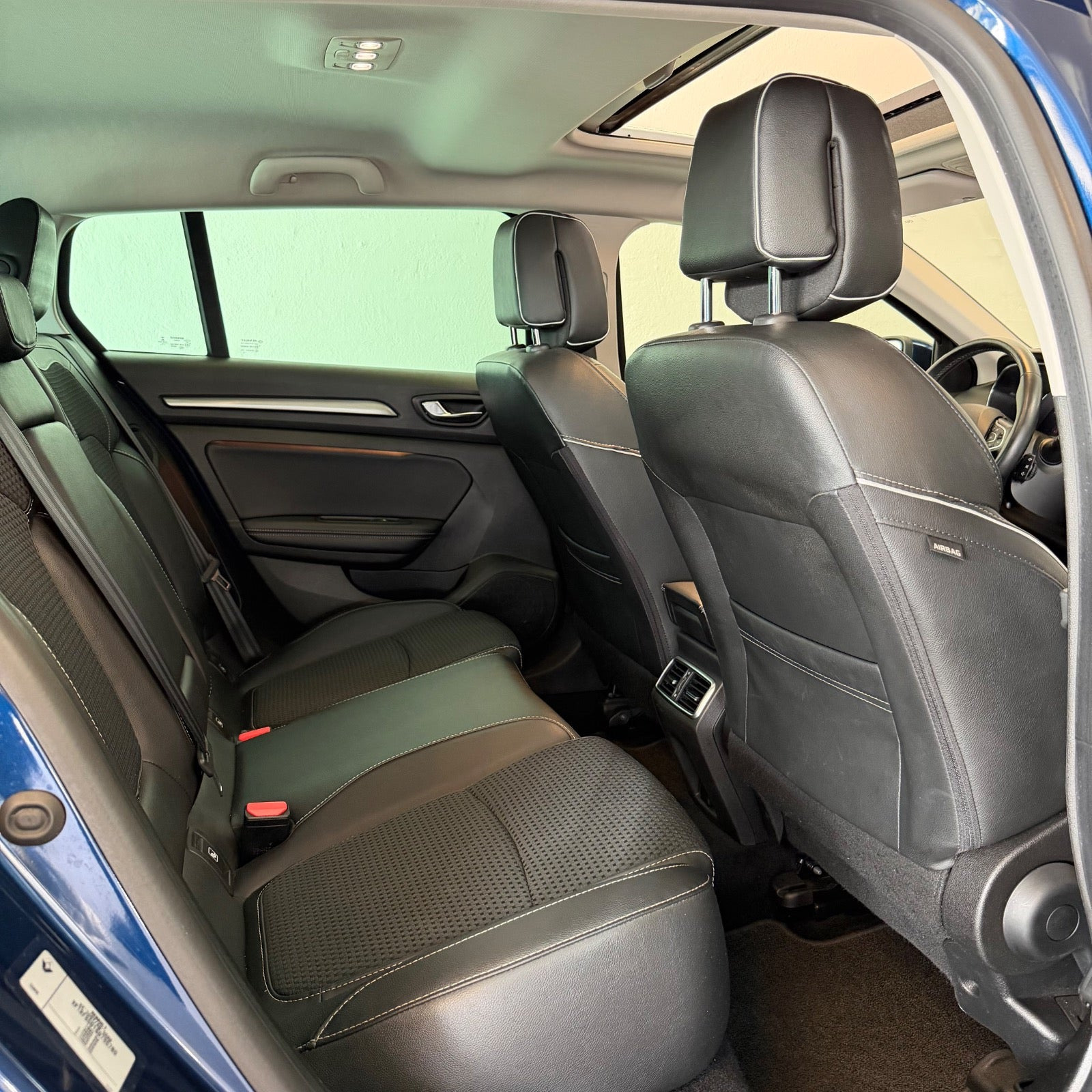 Blå Renault Megane IV fra 2018