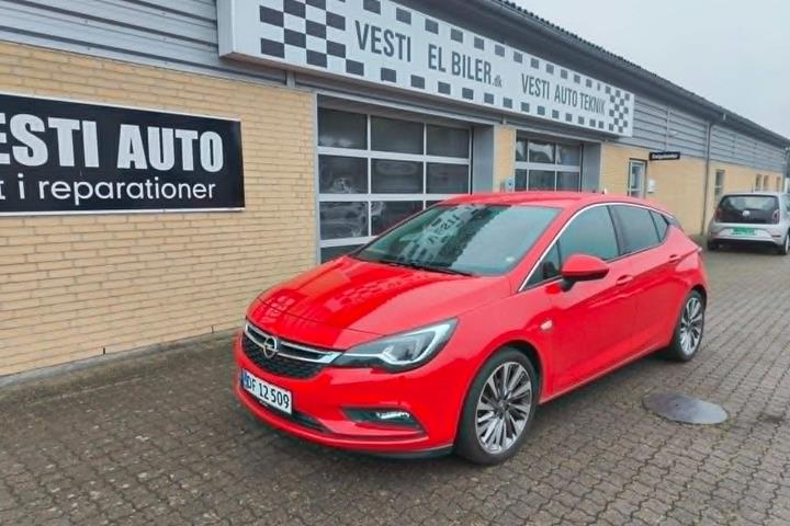 Rød Opel Astra fra 2016 set udefra