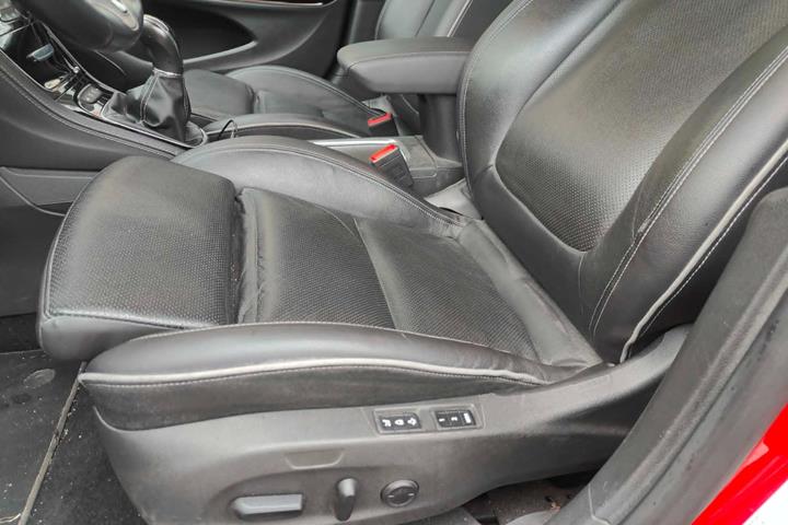 Rød Opel Astra fra 2016