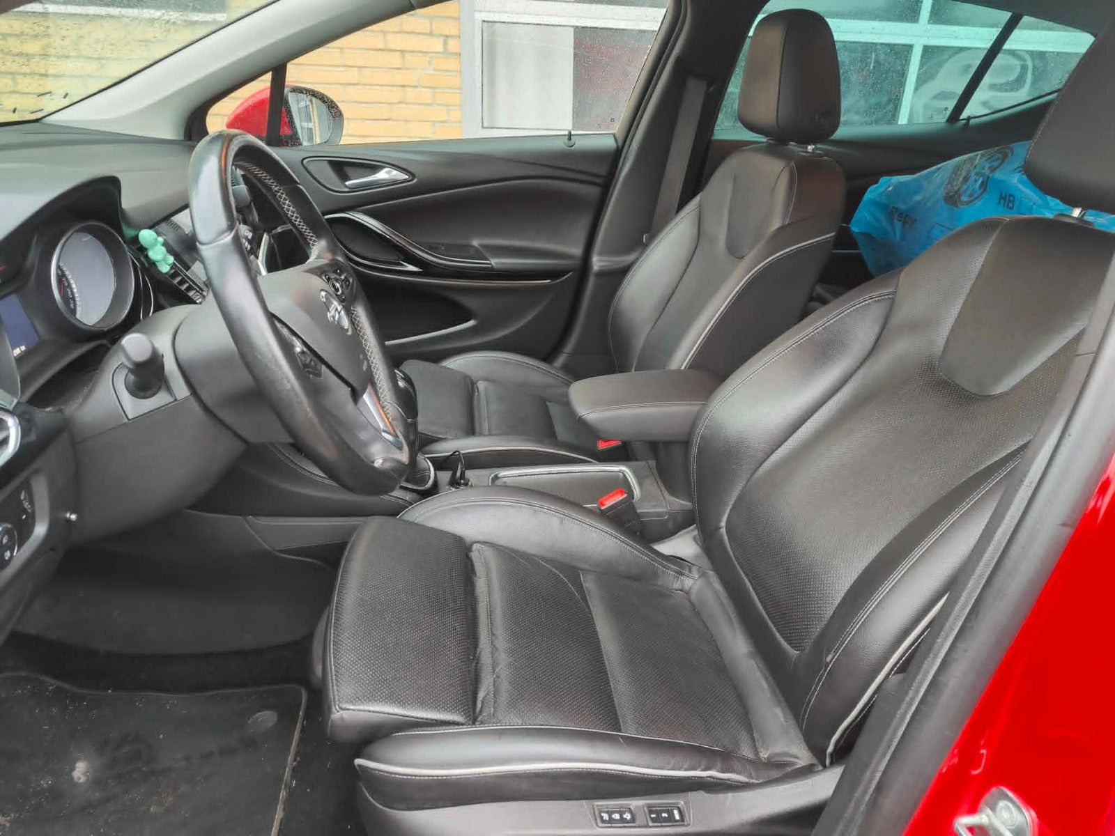 Rød Opel Astra fra 2016