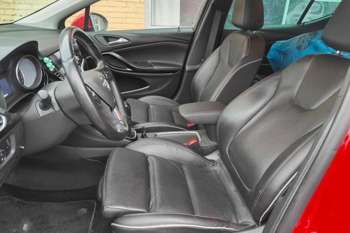 Rød Opel Astra fra 2016