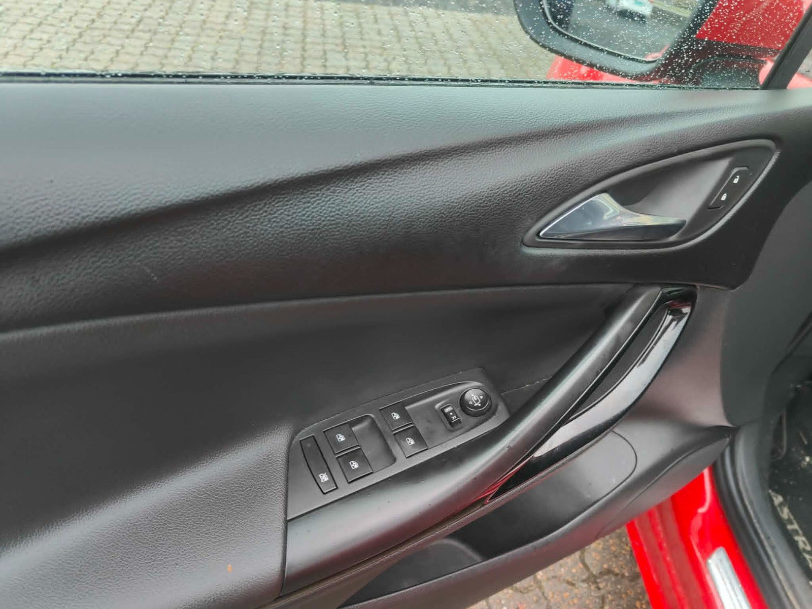 Rød Opel Astra fra 2016