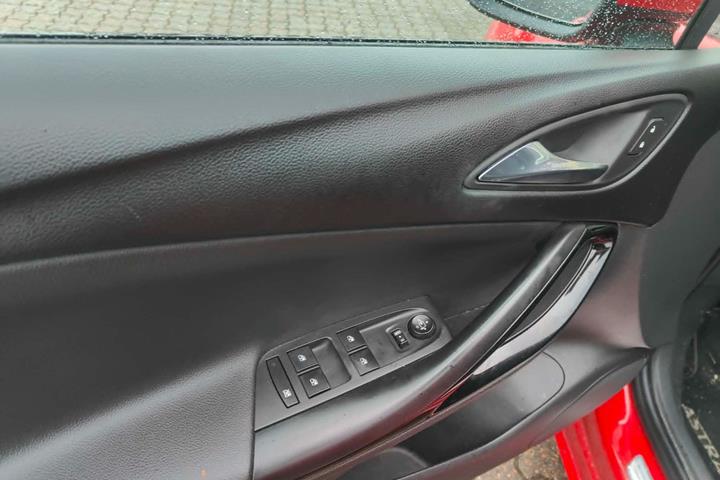 Rød Opel Astra fra 2016