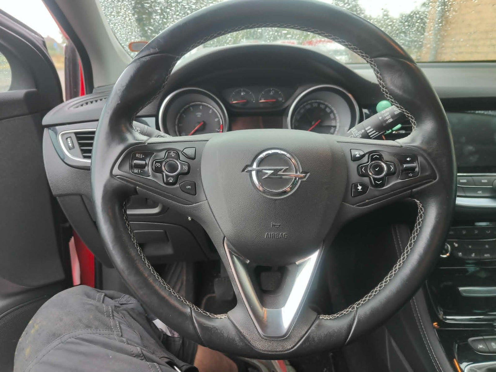 Rød Opel Astra fra 2016