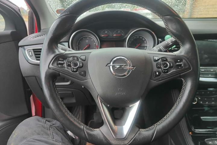 Rød Opel Astra fra 2016