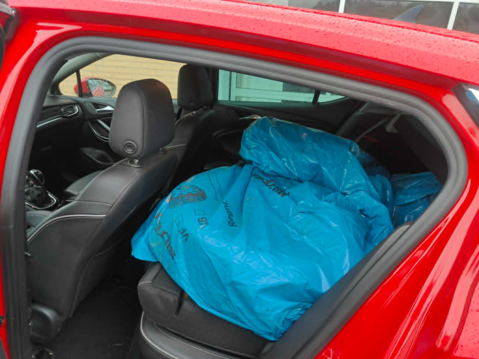 Rød Opel Astra fra 2016