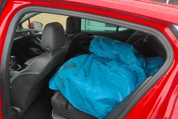 Rød Opel Astra fra 2016